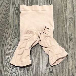 NWOT Skims Shapewear Knee Shorts Sculpting Mid Thigh Open Gusset Tan Size S-M